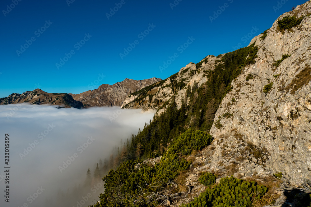 Nebelmeer in den eisenerzer Alpen in Österreich