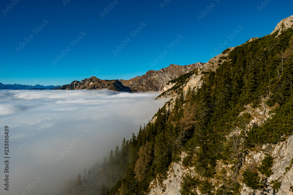 Nebel zu Fuße eines Berges in den Eisenerzer Alpen