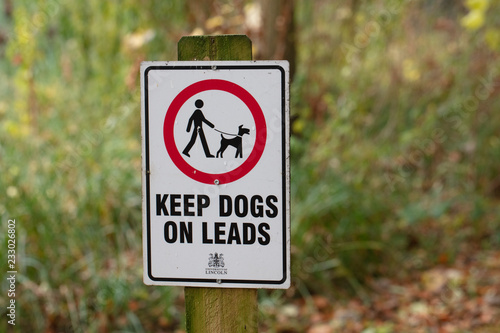 keep dogs on lead sign