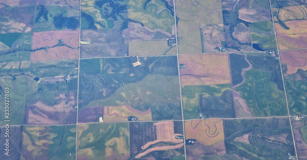 Φωτογραφία Aerial view of crop circles and squares over midwest states on flight over Colorado, Kansas, Missouri, Illinois, Indiana, Ohio and West Virginia during autumn
