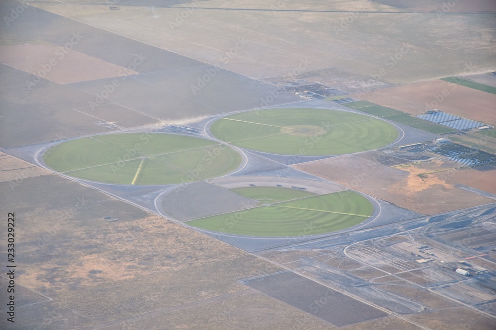 Φωτογραφία Aerial view of crop circles and squares over midwest states on flight over Colorado, Kansas, Missouri, Illinois, Indiana, Ohio and West Virginia during autumn