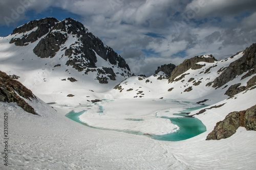 Les Lacs Roberts en Isère , au printemps , au dégel , station de ski de Chamrousse photo