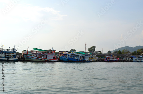 bateau de pêche Thaïlandais © gribouilleeva