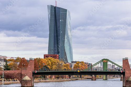 Blick von der Alten Brücke auf die EZB in Frankfurt am Main mit der Ignatz Bubis Brücke und der Flößer Brücke mit herbstlichen Bäumen