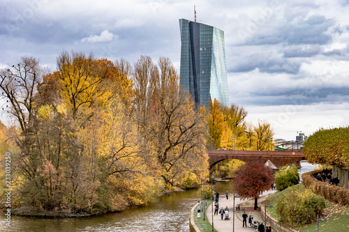 Blick von der Alten Brücke auf die EZB in Frankfurt am Main mit der Ignatz Bubis Brücke und der Flößer Brücke mit herbstlichen Bäumen photo
