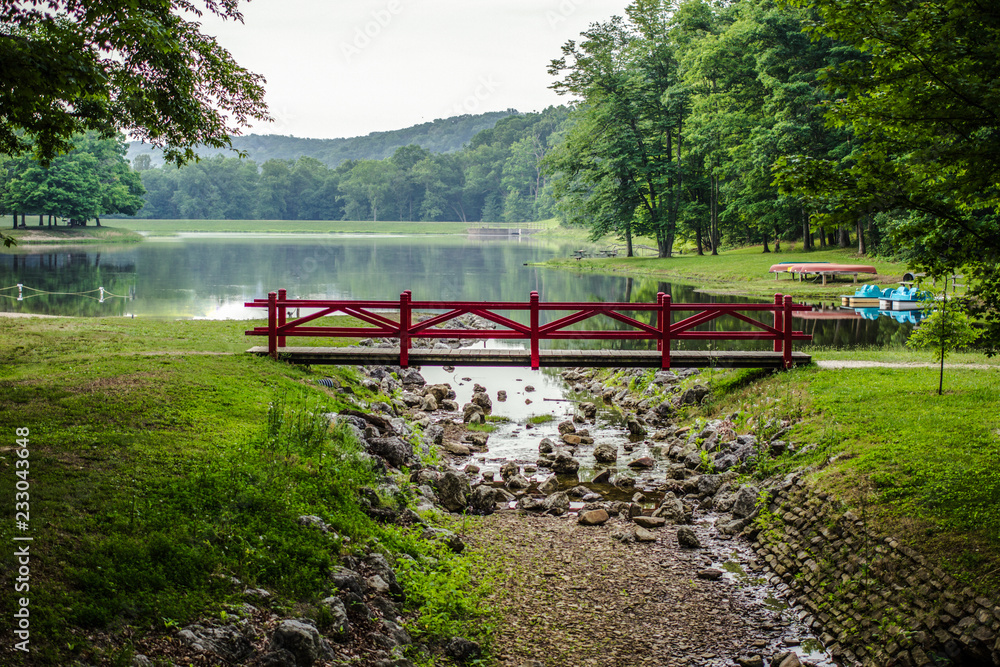Obraz premium Ohio Nature Landscape. Beautiful lake in the Appalachian foothills of Scioto Trail State Park in southeastern Ohio.