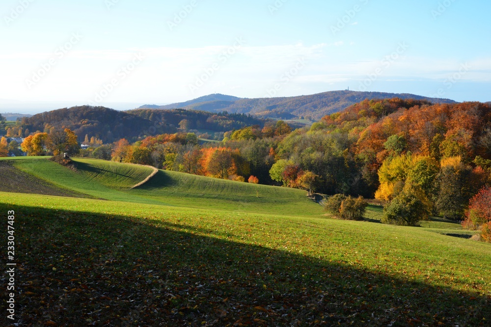 Fototapeta premium Durch land- und forstwirtschaftliche Bewirtschaftung geprägte offene Weidelandschaft im vorderen Odenwald im Frühling. (Lautertal, Hessen, Deutschland), Melibokus, Gadernheim