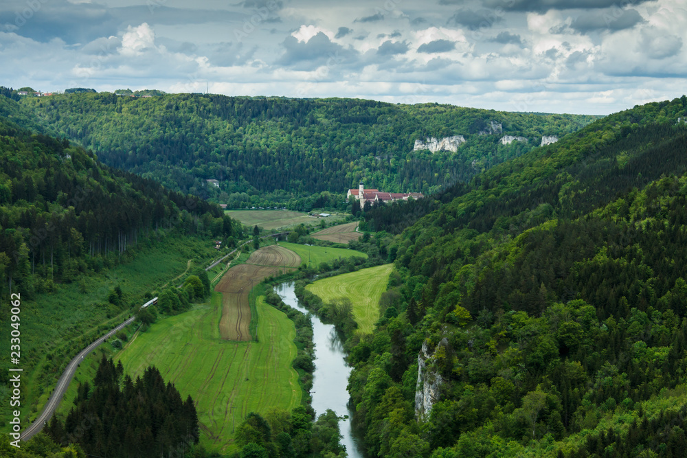 Oberes Donautal mit Ausblick vom Knopfmacherfelsen auf Kloster Beuron