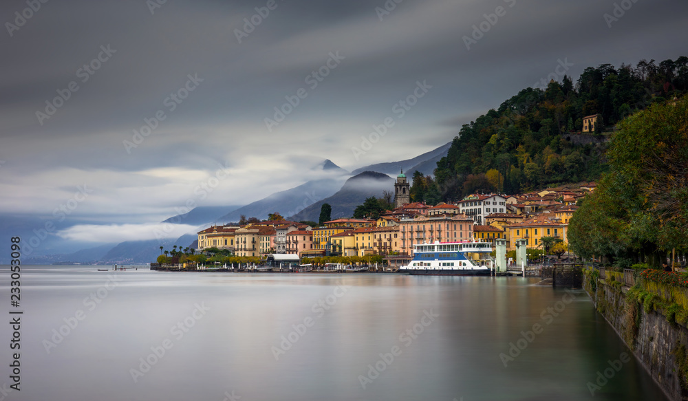 Fototapeta premium Varenna harbour
