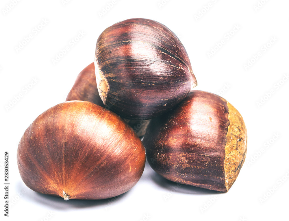 Obraz premium Roasted chestnuts served in chestnut pan on an old table
