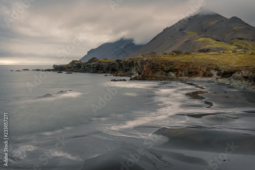 Obraz na płótnie Icelandic coast and beach and a dramatic sky w salonie