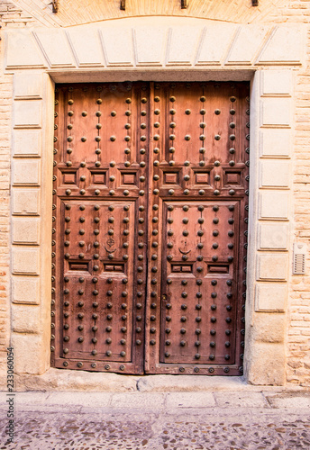 Puerta de madera antigua photo