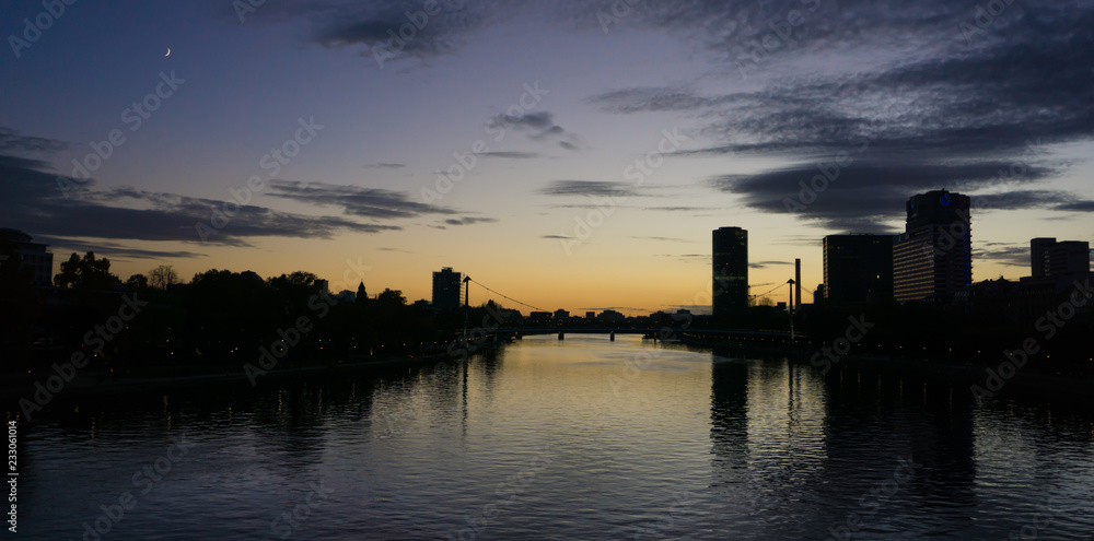 Abendlicht über dem Main in Frankfurt