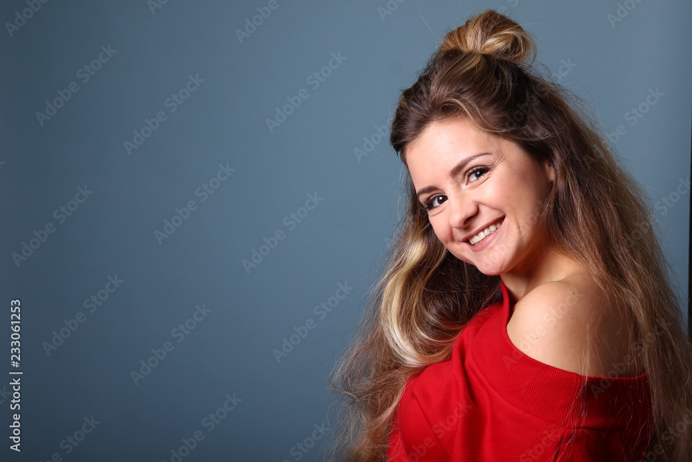 Fototapeta premium Portrait of a caucasian woman in front of a blue background