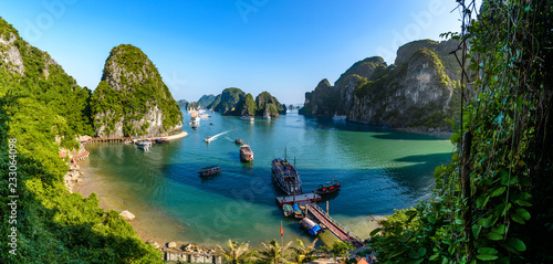 Tableau sur toile Boat in Halong Bay