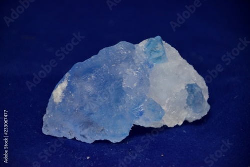 Niebieska bryła soli kamiennej