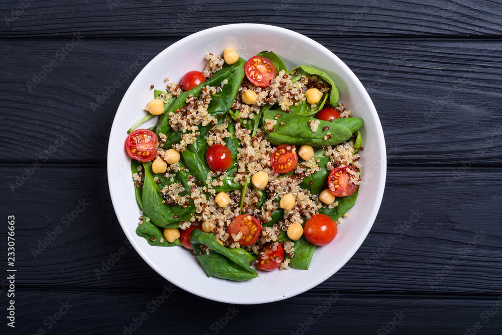 Spinach salad with quinoa , tomatoes and chickpea Spinach salad with quinoa , tomatoes and chickpea
