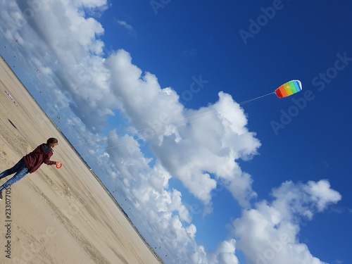 Kleiner Junge mit Drache am Strand photo