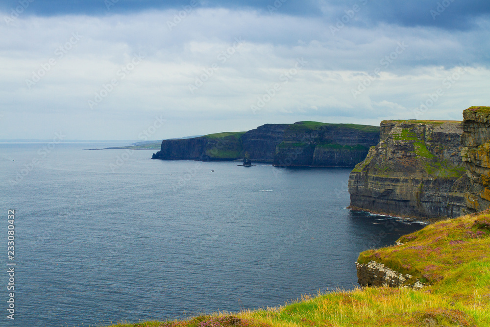 Fototapeta Fotografia piękny sceniczny morze i góra krajobraz. Cliffs of Moher, zachodnie wybrzeże Irlandii, ocean Atlantycki. Widok scenerii oceanu