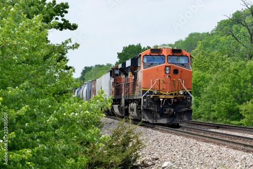 lokomotywa pociągu towarowego z ładunkiem