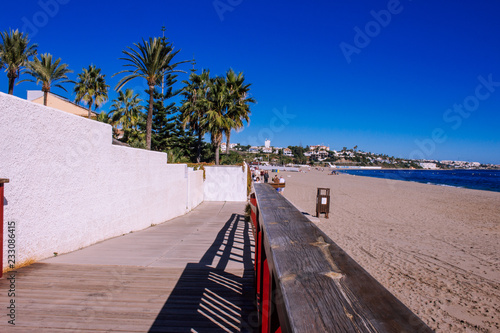 Cuadro en lienzo Sunny day on the beach