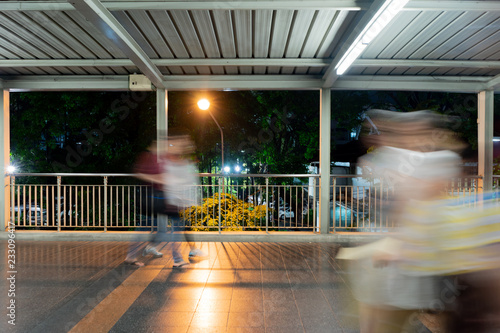 Canvas Print Blurry Traveler people walking on the bridge night scene