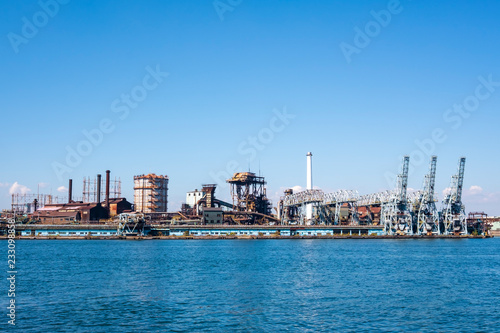 川沿いの工業地帯 © iori