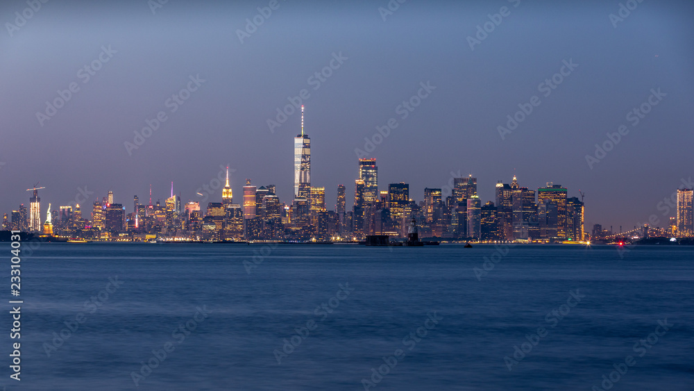 Obraz premium Długa ekspozycja zdjęcia panoramy Dolnego Manhattanu zrobione chwilę po zachodzie słońca ze Staten Island