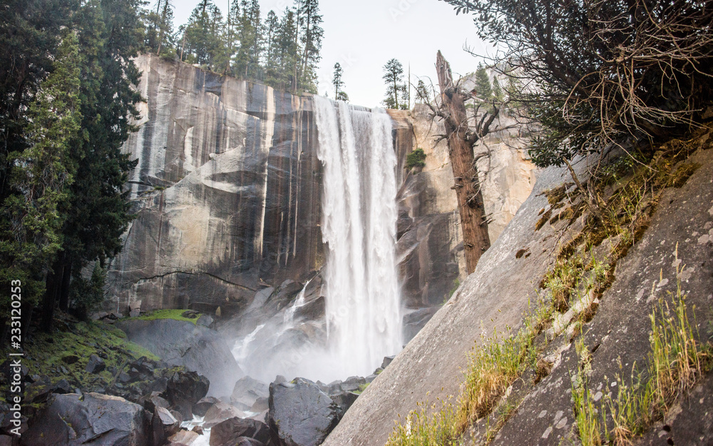 Φωτογραφία The Mist Trail at Vernal Fall in Yosemite National Park, California