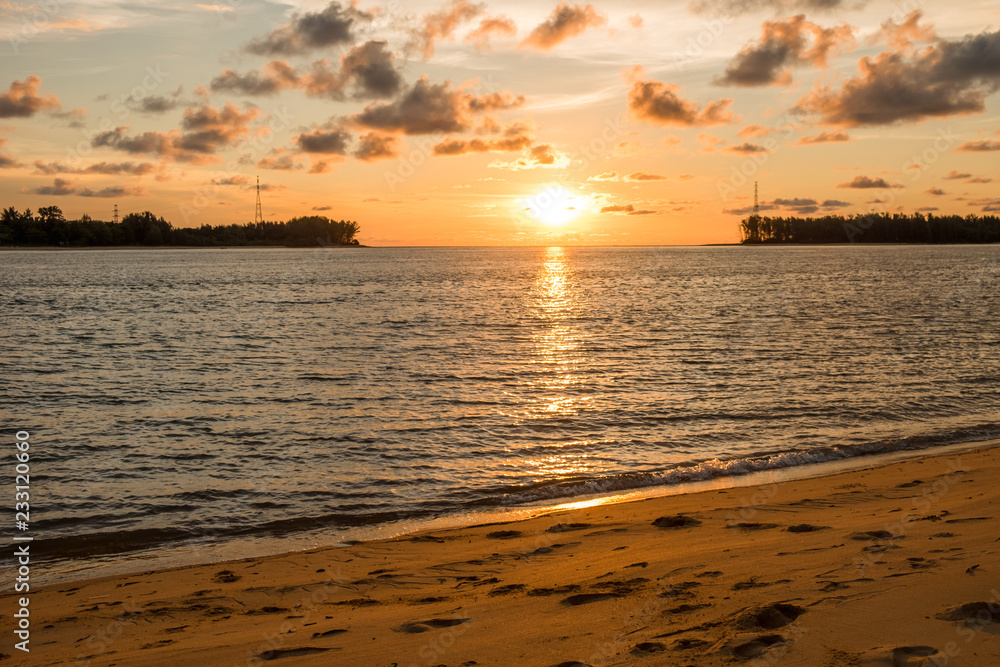 Naklejka premium landscape background evening scenery with sunset and have sunlight reflection on sea