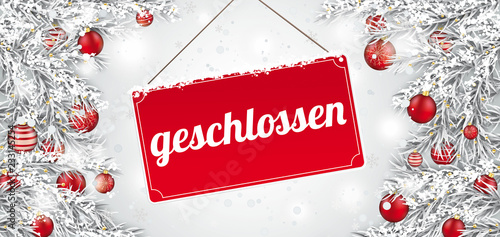 Weihnachtlich geschmückte Tannenzweige mit rotem Schild geschlossen