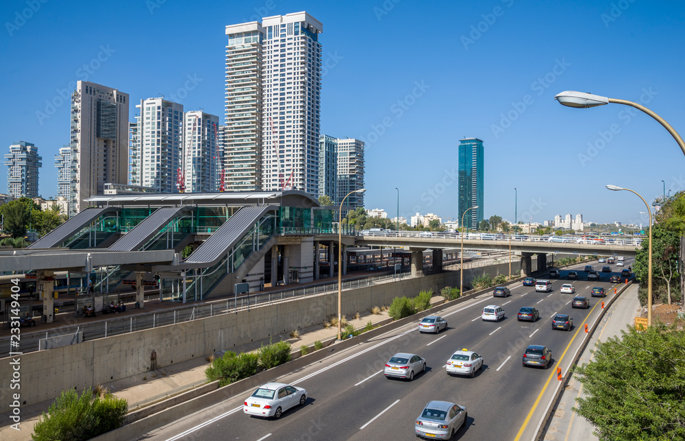 Obraz premium Tel Aviv, Israel-30 October, 2018 : view of Ayalon highway with Park Tzameret neighborhood in the background in Tel Aviv, Israel