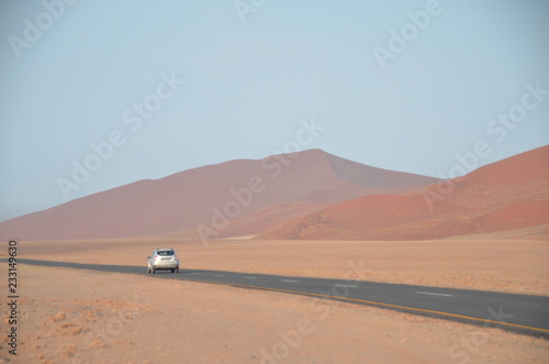 Foto Namibia Auto in Wüstenlandschaft