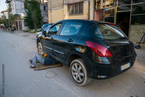 Fixing the car in the street © studiodr