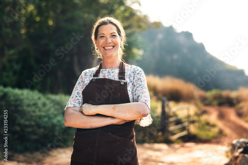Foto Proud farmer at her countryside home