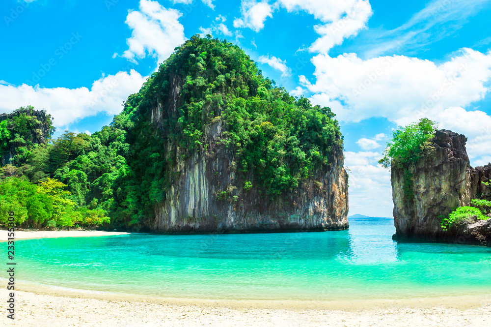 Fototapeta premium Koh Hong island with vivid beautiful sky. Exotic tropical paradise lagoon, Krabi, Thailand