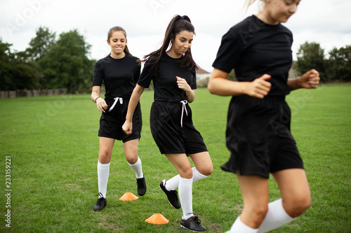 Female football players training on the field © Rawpixel.com