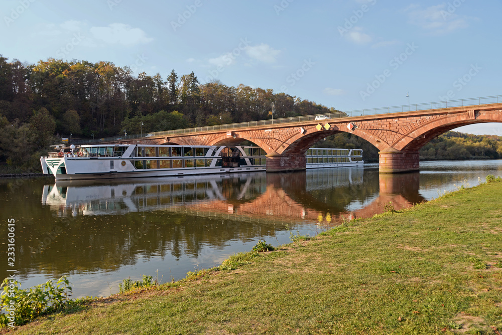 Kreuzfahrtschiff unter der alten Mainbrücke Marktheidenfeld