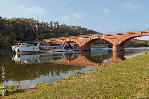 Obraz na płótnie Kreuzfahrtschiff unter der alten Mainbrücke Marktheidenfeld w salonie