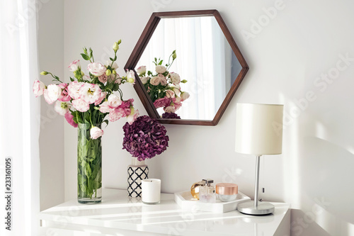 Φωτογραφία Light room with mirrow, flowers, night lamp and other objects