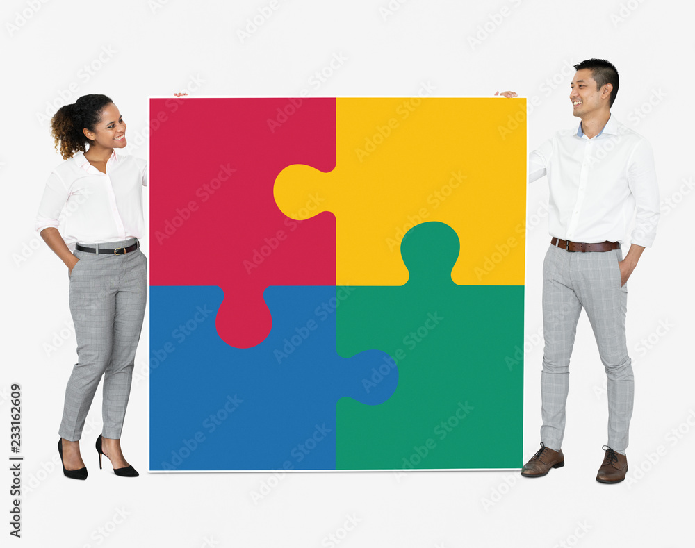 Fototapeta premium Businesspeople connecting jigsaw puzzle pieces