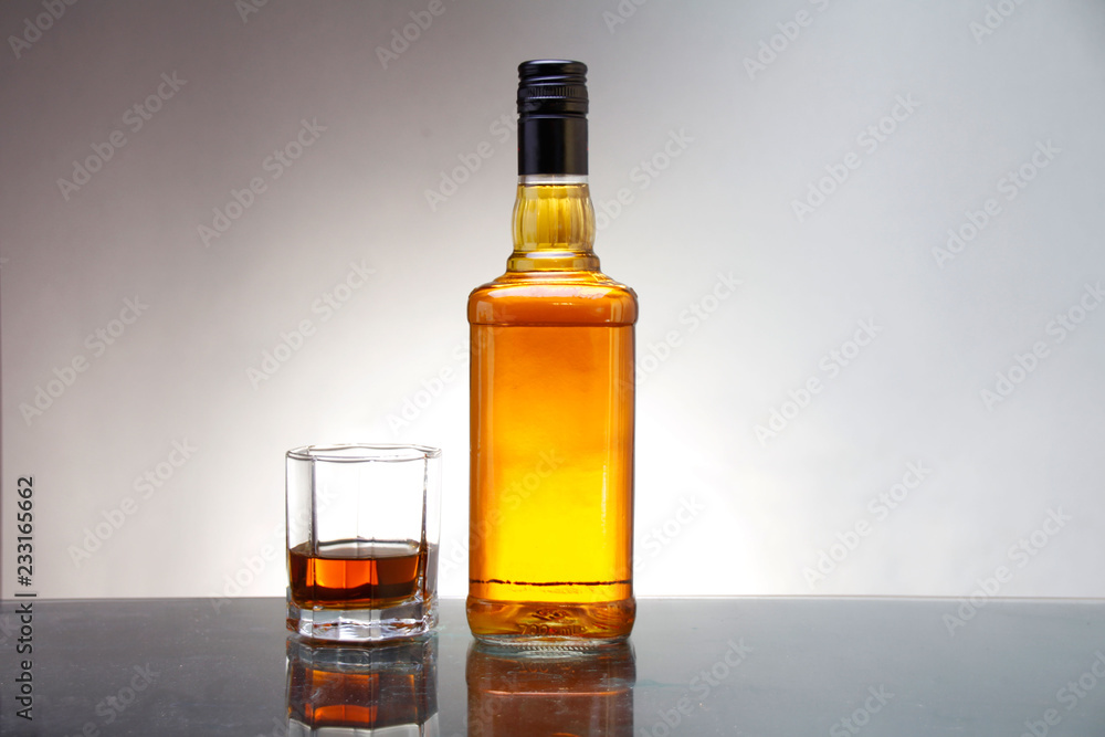 Glas und Flasche Whiskey Glas und Flasche Whiskey