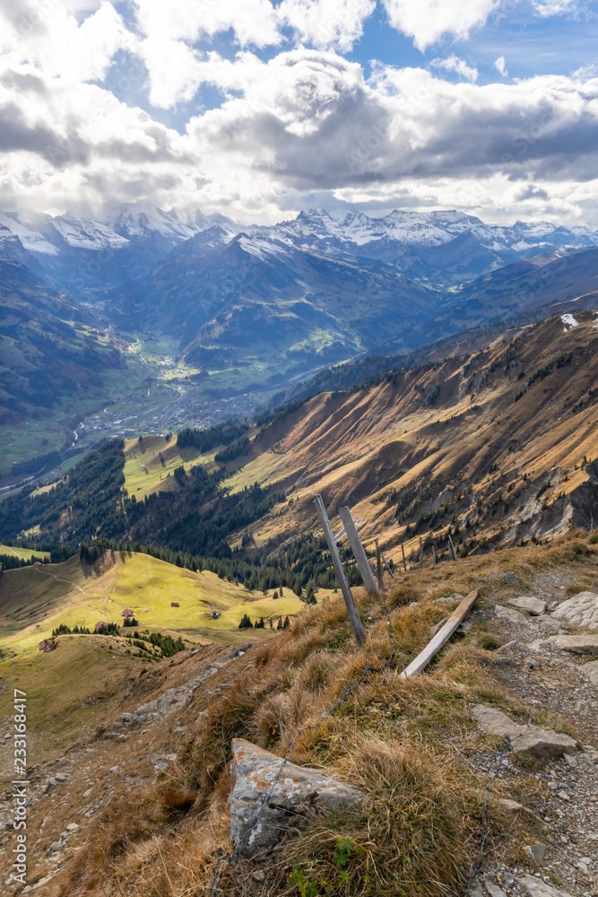 Fototapeta premium Wanderweg auf dem Berg Niesen mit Blick auf die Schweizer Alpen – Berner Oberland, Schweiz
