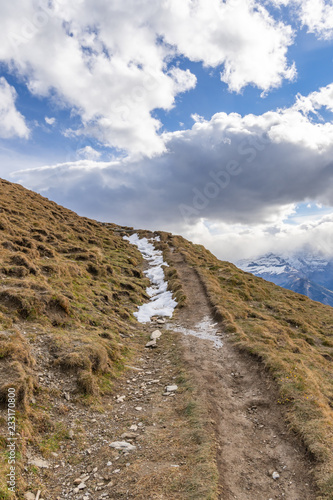 Wanderweg auf dem Berg Niesen mit Blick auf die Schweizer Alpen     Berner Oberland  Schweiz