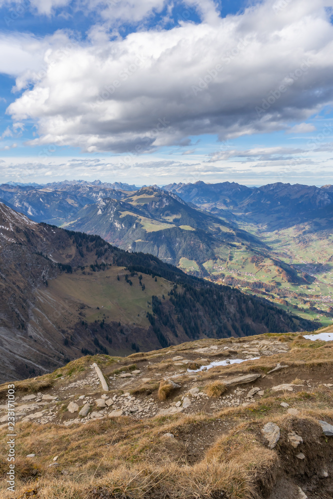 Wanderweg auf dem Berg Niesen mit Blick auf die Schweizer Alpen – Berner Oberland, Schweiz