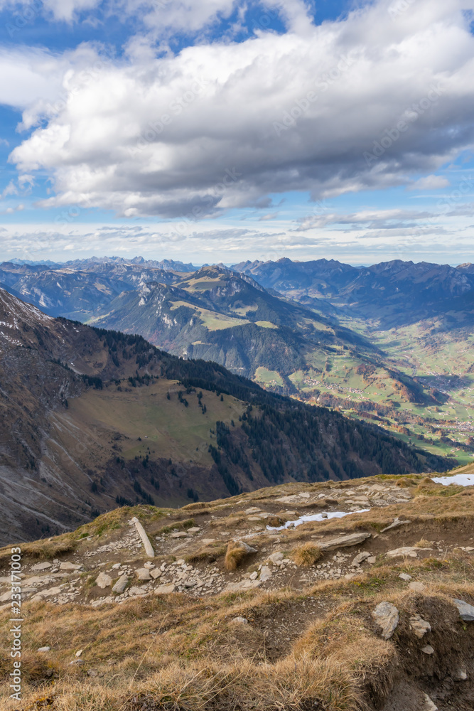 Fototapeta premium Wanderweg auf dem Berg Niesen mit Blick auf die Schweizer Alpen – Berner Oberland, Schweiz