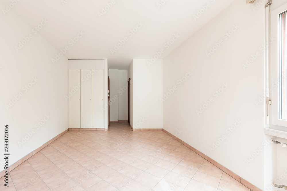 Obraz premium Front view of empty room with wardrobe