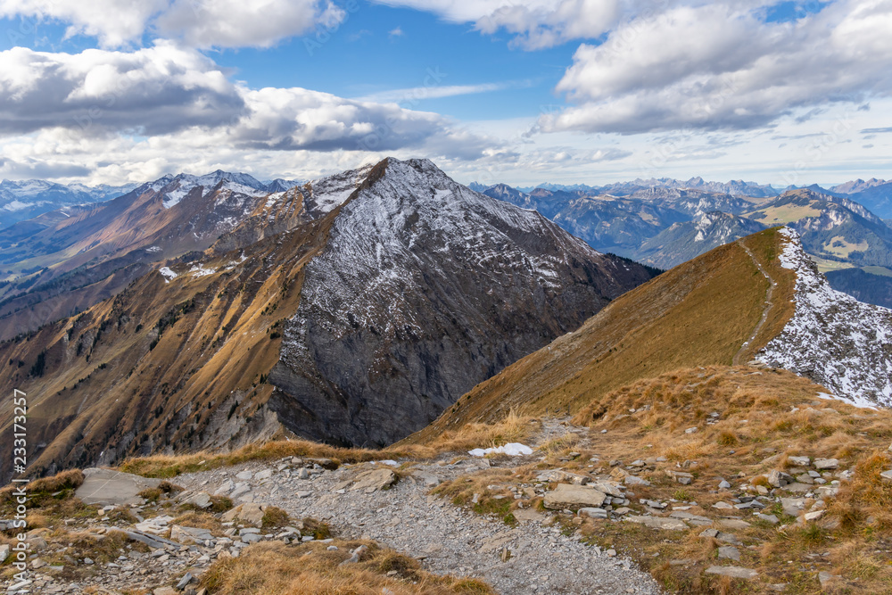 Wanderweg auf dem Berg Niesen mit Blick auf die Schweizer Alpen – Berner Oberland, Schweiz