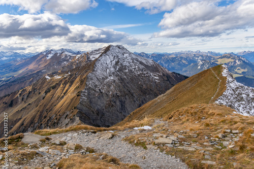 Obraz na płótnie Wanderweg auf dem Berg Niesen mit Blick auf die Schweizer Alpen – Berner Oberland, Schweiz w salonie