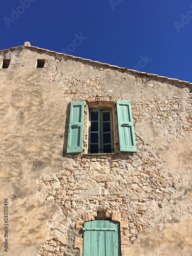 Rustikales Haus mit Fenster